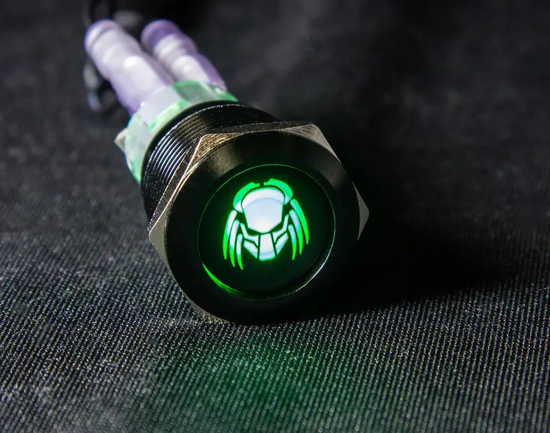 19Mm Illuminated Latching Push Button Switch – Green Led With 12V Predator Logo 1